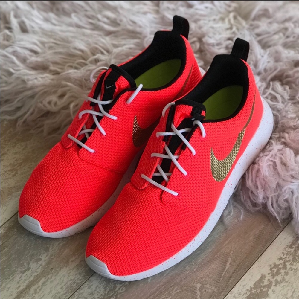 NWT Nike ID Roshe one Custom Gold swoosh - Picture 2 of 8